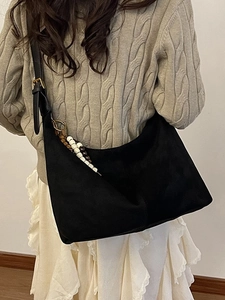 Grand sac cabas en daim noir avec pendentif perlé et bandoulière réglable sur modèle