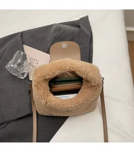 Vue intérieure du sac bandoulière en peluche montrant la capacité et le fermoir aimanté