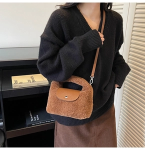 Sac à main marron en peluche duveteuse avec rabat en cuir et bouton pression argenté