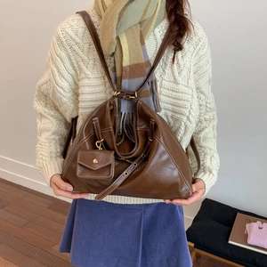 Détail du sac cabas vintage en cuir marron avec surpiqûres blanches et porte-monnaie attaché