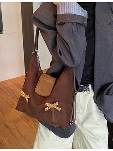 Sac bandoulière vintage en daim marron avec nœuds léopard et texture mate chic