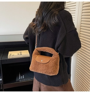 Détail d'un sac à main en peluche marron avec rabat en cuir et boucle en métal argenté