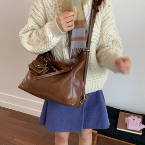 Détail du sac cabas vintage marron foncé avec pochette amovible et bandoulière fine