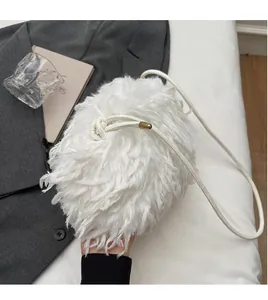 Détail du sac bandoulière en peluche blanche avec texture en fausse fourrure douce