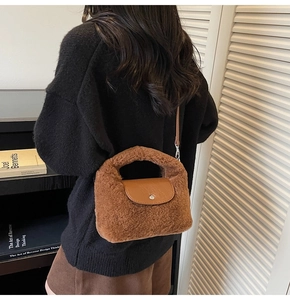 Vue arrière d'un mannequin portant un sac bandoulière en peluche marron avec rabat en cuir