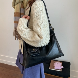 Détail du grand sac cabas noir avec coutures blanches et mini pochette à rabat