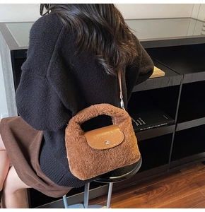 Détail du sac bandoulière en peluche marron avec rabat en cuir et boucle magnétique