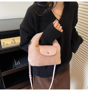Mini sac à main en peluche rose avec texture fausse fourrure et rabat en cuir