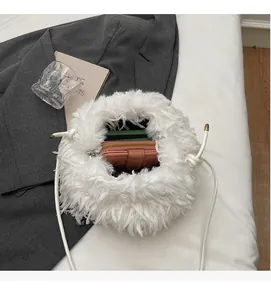 Vue intérieure du sac bandoulière en fausse fourrure blanche avec téléphone et portefeuille