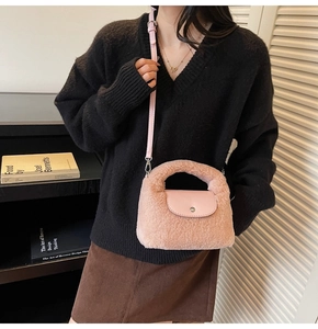 Détail du sac bandoulière en fausse fourrure rose avec rabat en cuir et boucle aimantée
