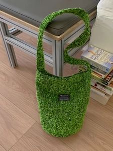 Grüne Plüsch-Beuteltasche für Damen im Winter-Design mit breitem Schulterriemen