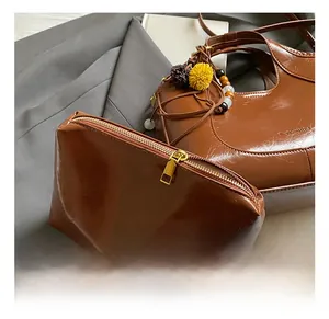 Vue détaillée de l'ensemble sac fourre-tout en cuir marron vintage avec fermeture éclair