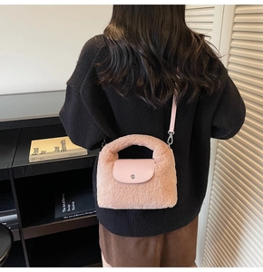 Détail du sac à bandoulière rose en peluche avec rabat en cuir et sangle réglable