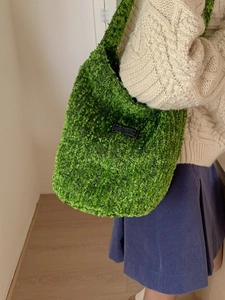 Grüne Plüsch-Tragetasche aus Fleece in Übergröße, stilvoll über der Schulter getragen