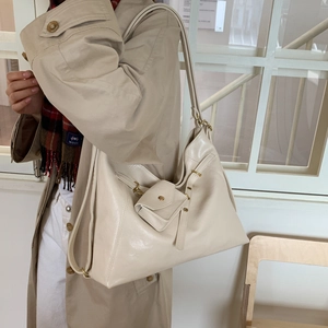 Détail du sac fourre-tout en similicuir blanc crème avec petit porte-monnaie assorti