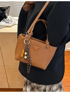 Sac seau en velours côtelé marron avec logo triangle et breloque perles