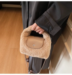 Détail d'un sac à main en peluche camel avec boucle argentée et rabat en cuir