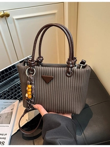 Sac seau marron en velours côtelé avec poignées en cuir et détail triangle chic