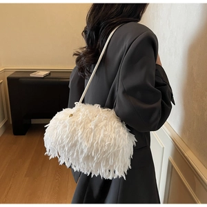Vue détaillée du sac à bandoulière en fausse fourrure blanche avec fine lanière