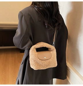 Vue détaillée du sac à bandoulière en peluche camel clair porté par un mannequin