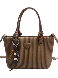Petit sac seau marron à texture plissée, double poignée et charme perlé sur fond blanc