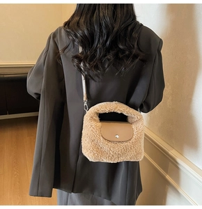 Détail du sac bandoulière en peluche avec rabat en cuir et fermoir métallique chic
