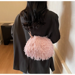 Détail du sac à épaule rose en fausse fourrure pelucheuse avec fines lanières de cuir