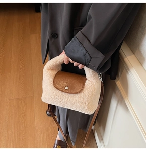 Détail du sac en fausse fourrure crème avec rabat en cuir marron et clou argenté