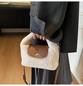 Détail du sac à main en peluche avec rabat en cuir marron et boucle en métal argenté
