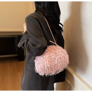Sac bandoulière en fausse fourrure rose avec fine bandoulière en cuir et détails dorés