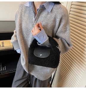Détail du sac à main noir en peluche avec rabat en cuir lisse et boucle en métal argenté