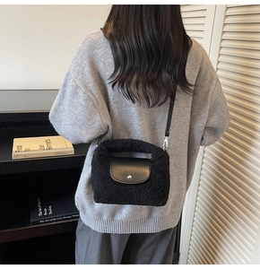 Détail du sac bandoulière en peau de mouton noire avec rabat en cuir et fermoir