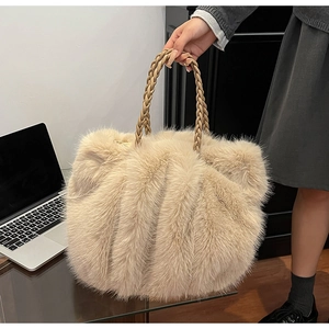 Detailansicht der beigen Plüsch-Tasche mit weichem Kunstfell und geflochtenen Seilgriffen