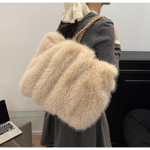 Detail der flauschigen beigen Shopper-Tasche mit gewebtem Schultergurt in Alltagsumgebung