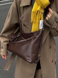 Grand sac cabas vintage marron foncé avec surpiqûres et mini pochette sur modèle