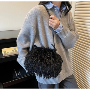 Vue détaillée de la texture pelucheuse noire d'un sac à bandoulière chic d'hiver