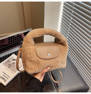 Gros plan du sac en fausse fourrure marron avec rabat en cuir PU et bouton pression en métal