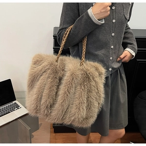 Detailaufnahme der hellbraunen Kunstfell-Tote-Bag mit geflochtenen Ledergriffen