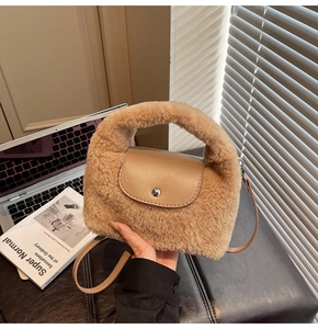 Détail du sac à main en peluche camel avec rabat en cuir et boucle métallique argentée élégante