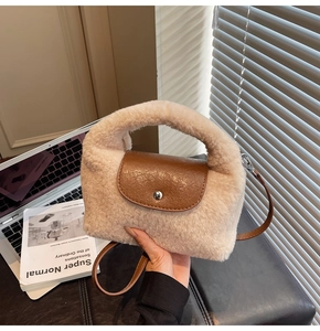 Détail du mini sac à main en peluche avec rabat en cuir marron et boucle argentée chic