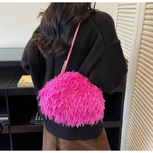 Modèle portant le sac à bandoulière en plumes rose vif avec fine lanière vue arrière
