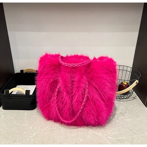 Detailansicht der flauschigen plüschigen Tragetasche in Pink mit gewebten Schultergurten