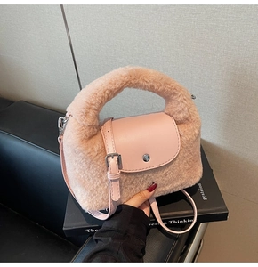 Détail du sac à main en peluche rose avec rabat en cuir lisse et boucle en métal argenté