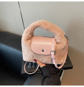 Détail d'un sac en peluche rose avec rabat en cuir lisse et boucle magnétique argentée