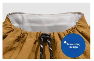 Detail des Kordelzugverschlusses mit Federstopper am zweifarbigen Rucksack