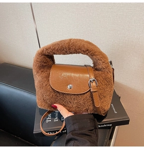 Gros plan du sac à main marron en fausse fourrure avec bandoulière et boucle argentée