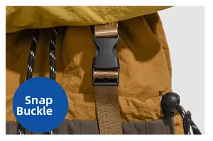 Nahaufnahme der schwarzen Schnalle und des Kordelzugs am farbenfrohen Reise-Rucksack