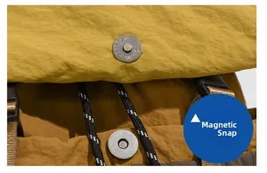 Detail des Magnetverschlusses an einem kontrastfarbenen Nylon-Rucksack mit Kordelzug