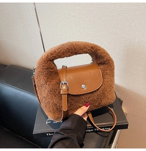 Détail du sac marron en fausse fourrure avec rabat en cuir et bandoulière