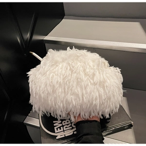 Détail du sac à main en plumes blanches avec bandoulière réglable et finitions métalliques
